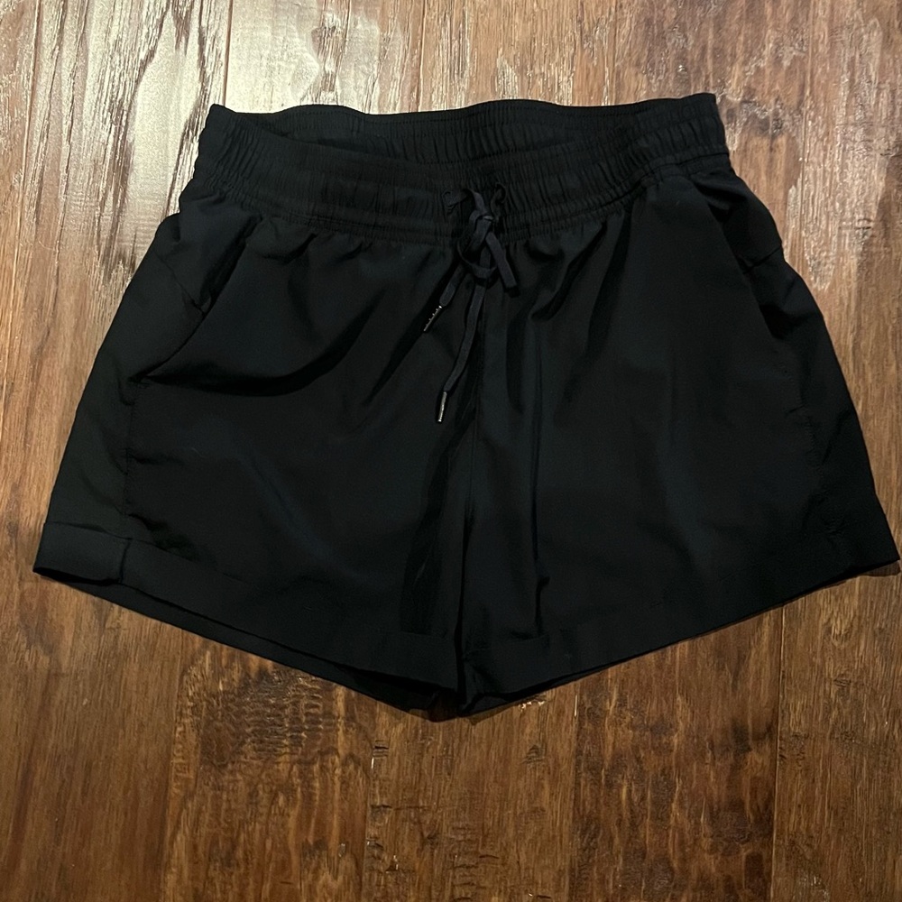 Women's Black lululemon spring break away short